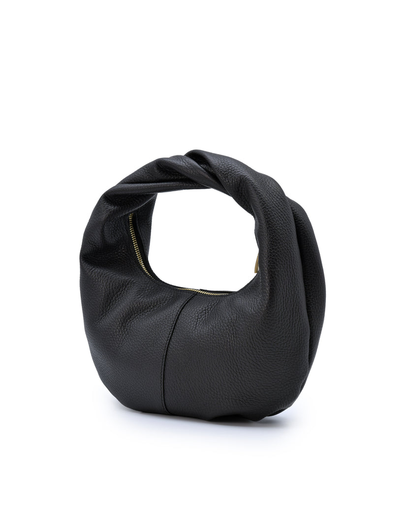 Imagen oblicua de bolso hobo mini de mano de piel color negro Leandra. Bolsos de piel fabricados en Ubrique Made in Spain