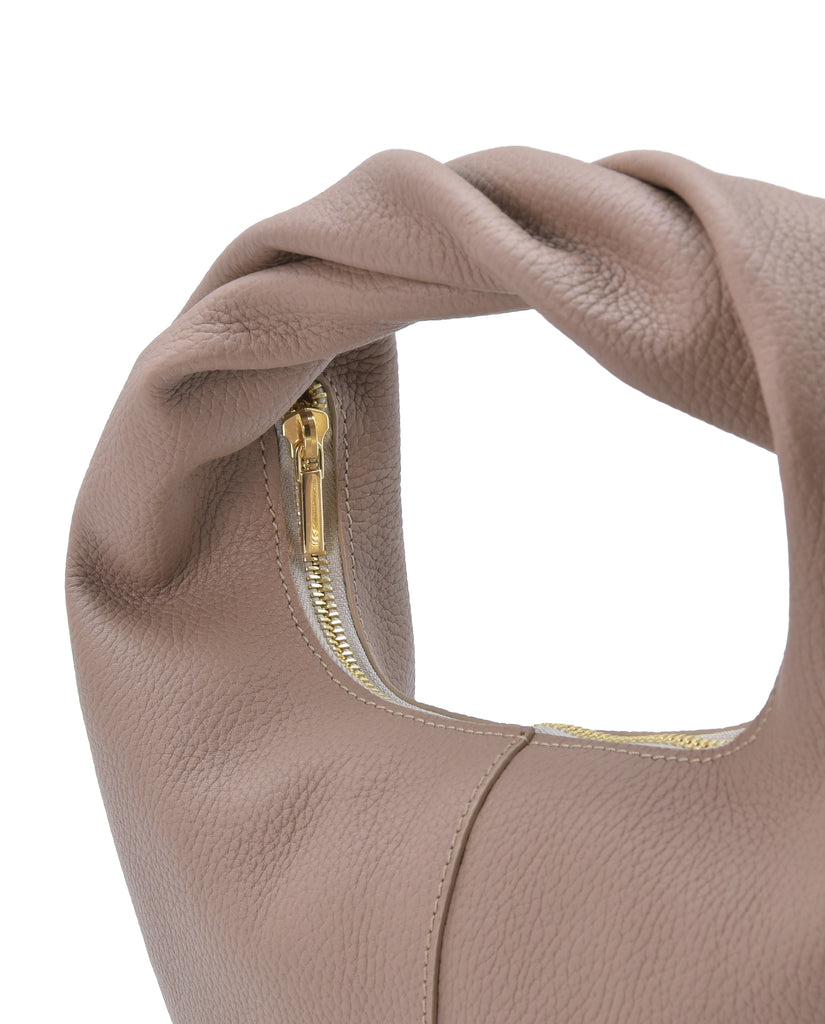 Imagen detalle de bolso hobo mini de mano de piel color taupé Leandra. Bolsos de piel fabricados en Ubrique Made in Spain