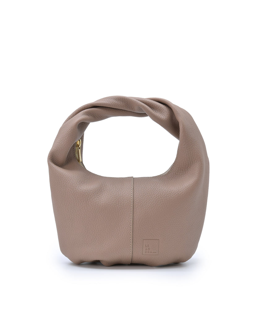 Imagen frontal de bolso hobo mini de mano de piel color taupé Leandra. Bolsos de piel fabricados en Ubrique Made in Spain