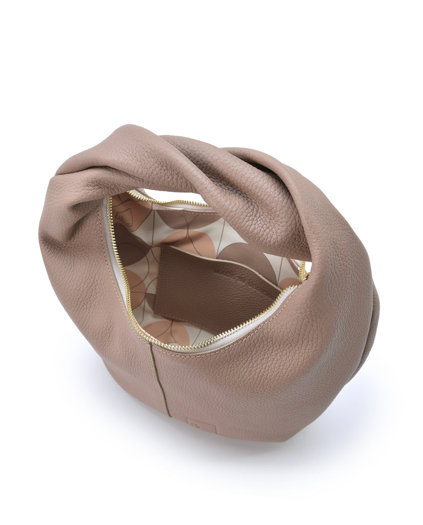 Imagen interior de bolso hobo mini de mano de piel color taupé Leandra. Bolsos de piel fabricados en Ubrique Made in Spain