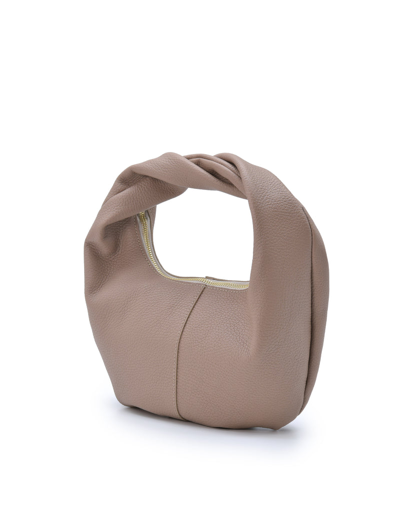 Imagen oblicua de bolso hobo mini de mano de piel color taupé Leandra. Bolsos de piel fabricados en Ubrique Made in Spain