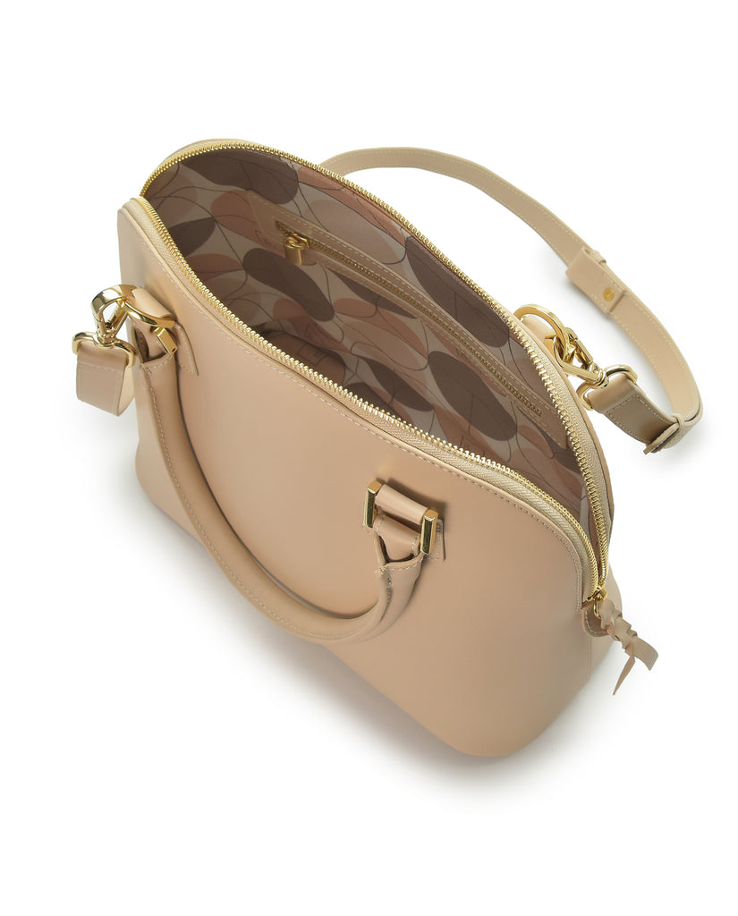 Imagen interior bolsillo cremallera de bolso de mano de piel color beige Leandra. Fabricado en España