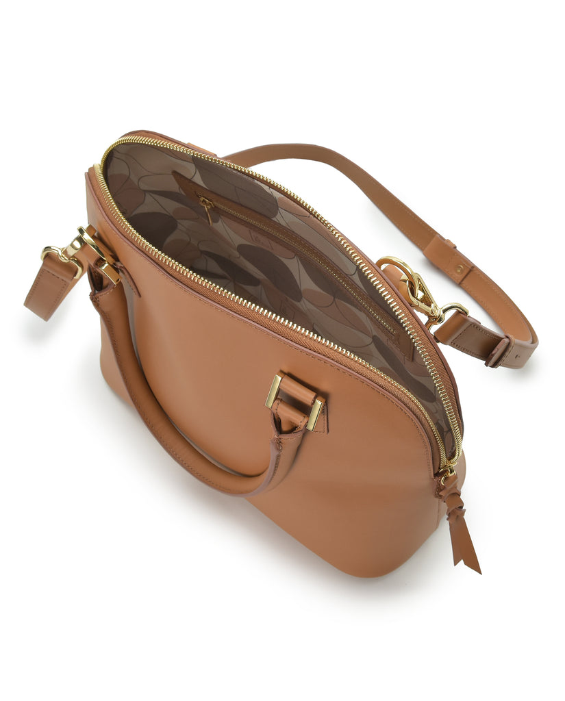 Imagen interior con cremallera de bolso de mano color camel Leandra.