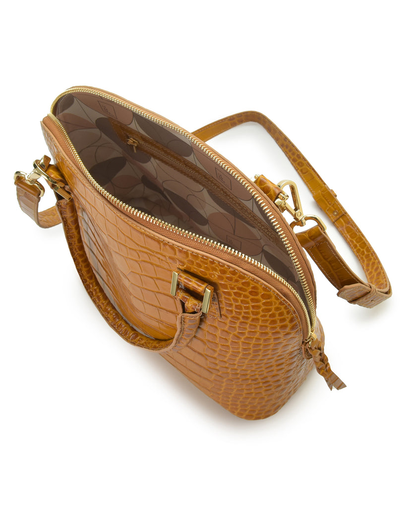 Interior bolsillo cremallera de bolso de mano de piel grabada en coco color camel Leandra. Made in Spain