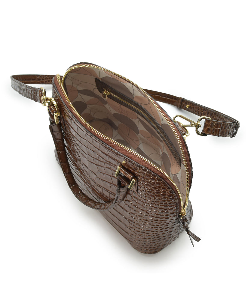 Imagen interior bolsillo con cremallera de bolso de mano de piel grabada en coco color marrón Leandra. Fabricado en Ubrique, España