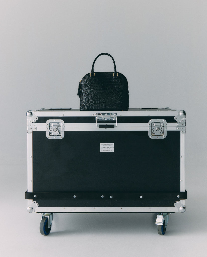 Imagen bodegón de bolso de mano de piel grabada en coco color negro Leandra. Bolsos de piel Leandra a la venta en leandrabrand.com