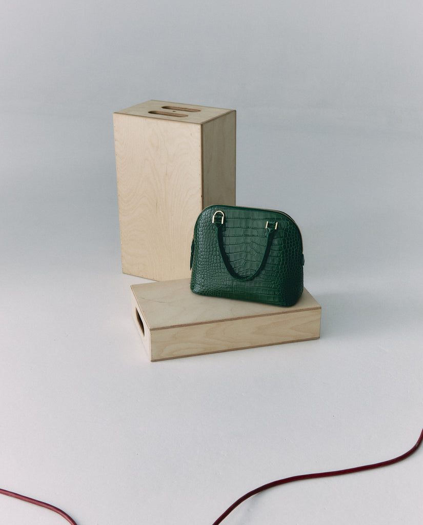 Imagen bodegón de bolso de mano  de piel grabada en coco color verde Leandra. Bolsos Made in Spain Leandra