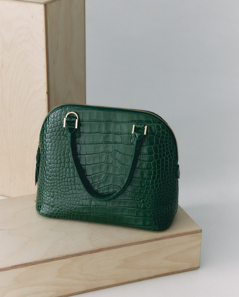 Imagen b bodegón de bolso de mano de piel grabada en coco color verde Leandra. Bolsos de piel Leandra Made in Spain