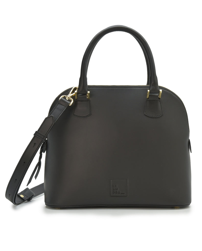 Frontal de bolso de mano de piel en color negro Leandra. Bolsos de piel a la venta en leandrabrand.com fabricados en Ubrique, España