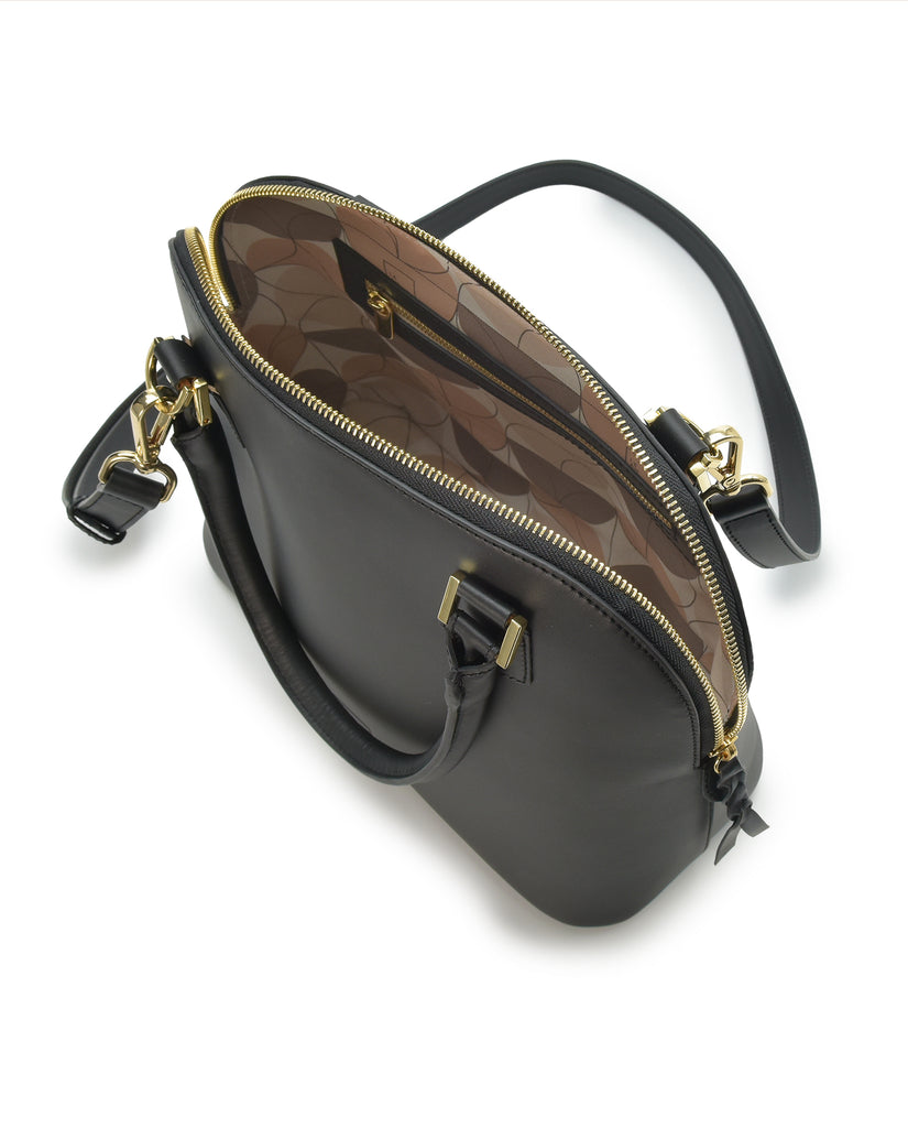 Imagen bolsillo interior con cremallera de bolso de mujer de piel de mano en color negro Leandra. Bolsos a la venta en leandrabrand.com fabricados en Ubrique, España