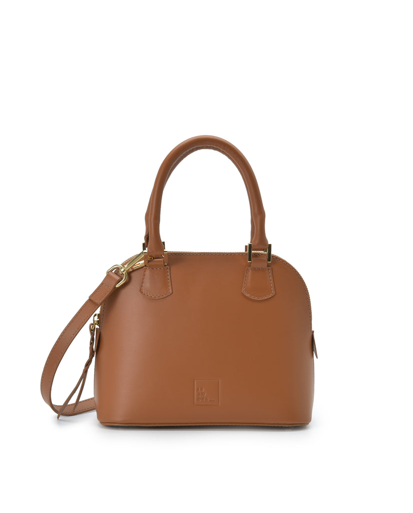 Imagen frontal con doble asa de mano del bolso de mano mini de piel color camel Leandra. Bolsos de piel fabricados en Ubrique Made in Spain