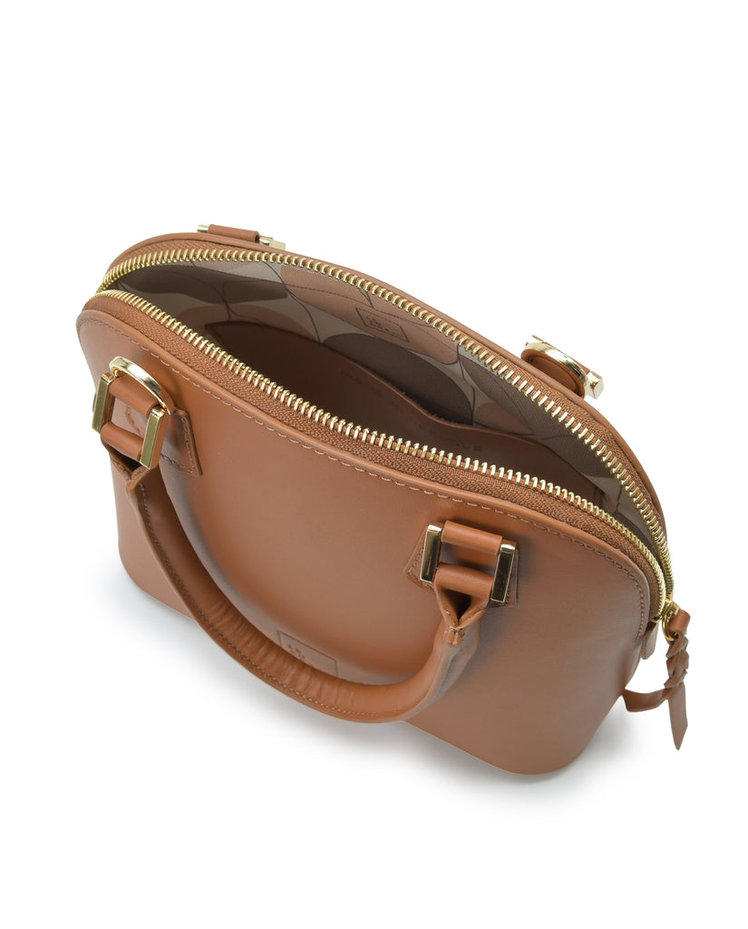 Interior asa corta de bolso de mano mini de piel color camel Leandra. Bolso made in Spain