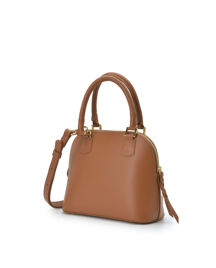 Imagen lateral de bolso de mano mini de piel color camel Leandra. Bolso made in Spain