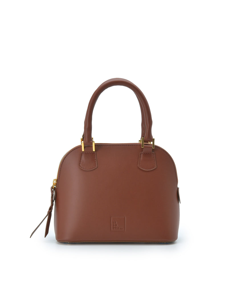 Imagen frontal con asa de mano del bolso de mano mini de piel color marrón Leandra. Bolsos de piel fabricados en Ubrique Made in Spain