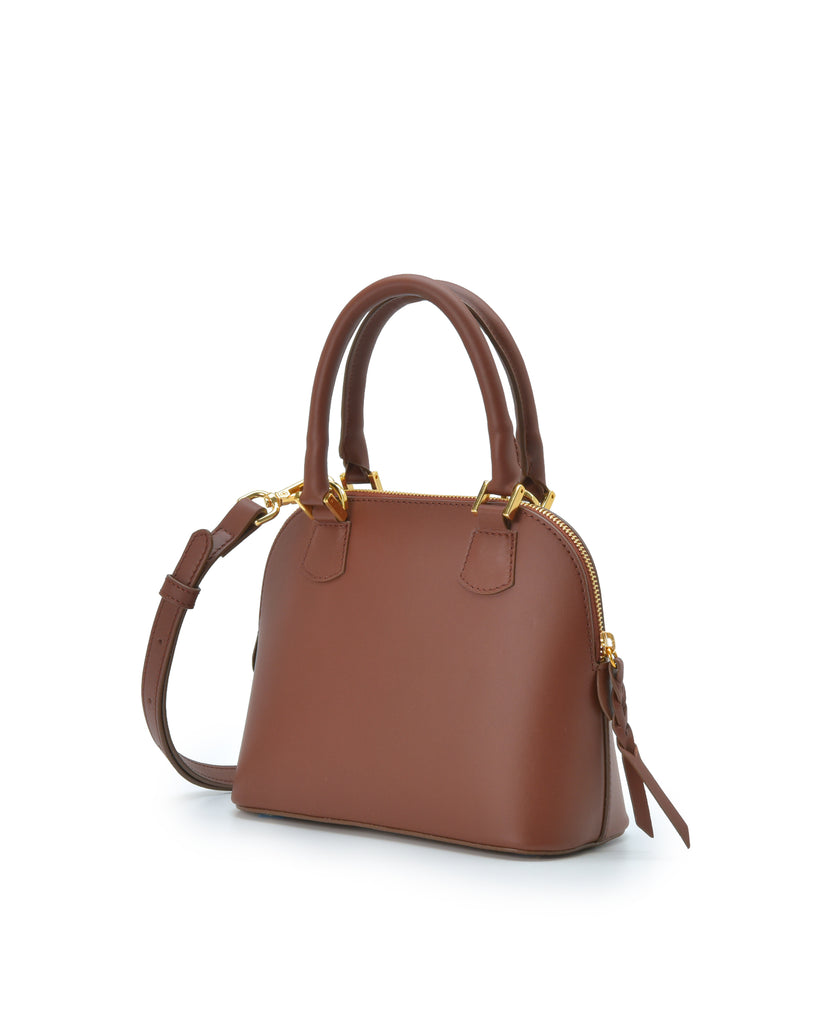 Imagen lateral de bolso de mano mini de piel color marrón Leandra. Bolso made in Spain