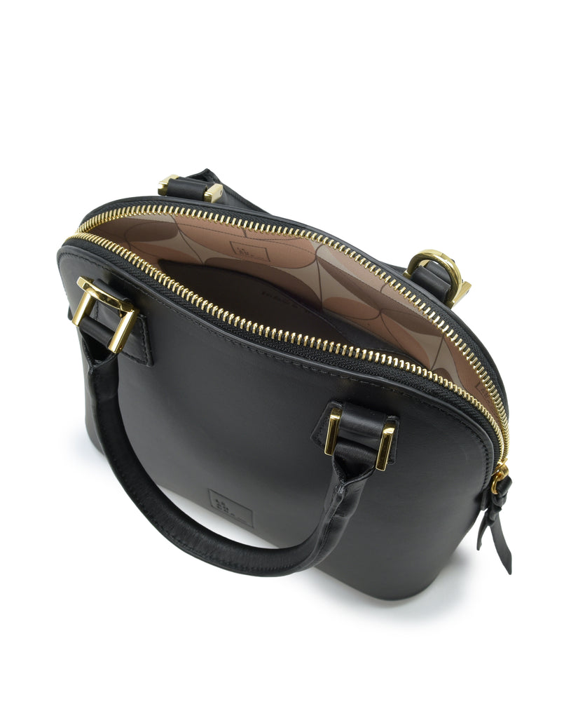 Interior asa corta de bolso de mano mini de piel color negro Leandra. Bolso made in Spain