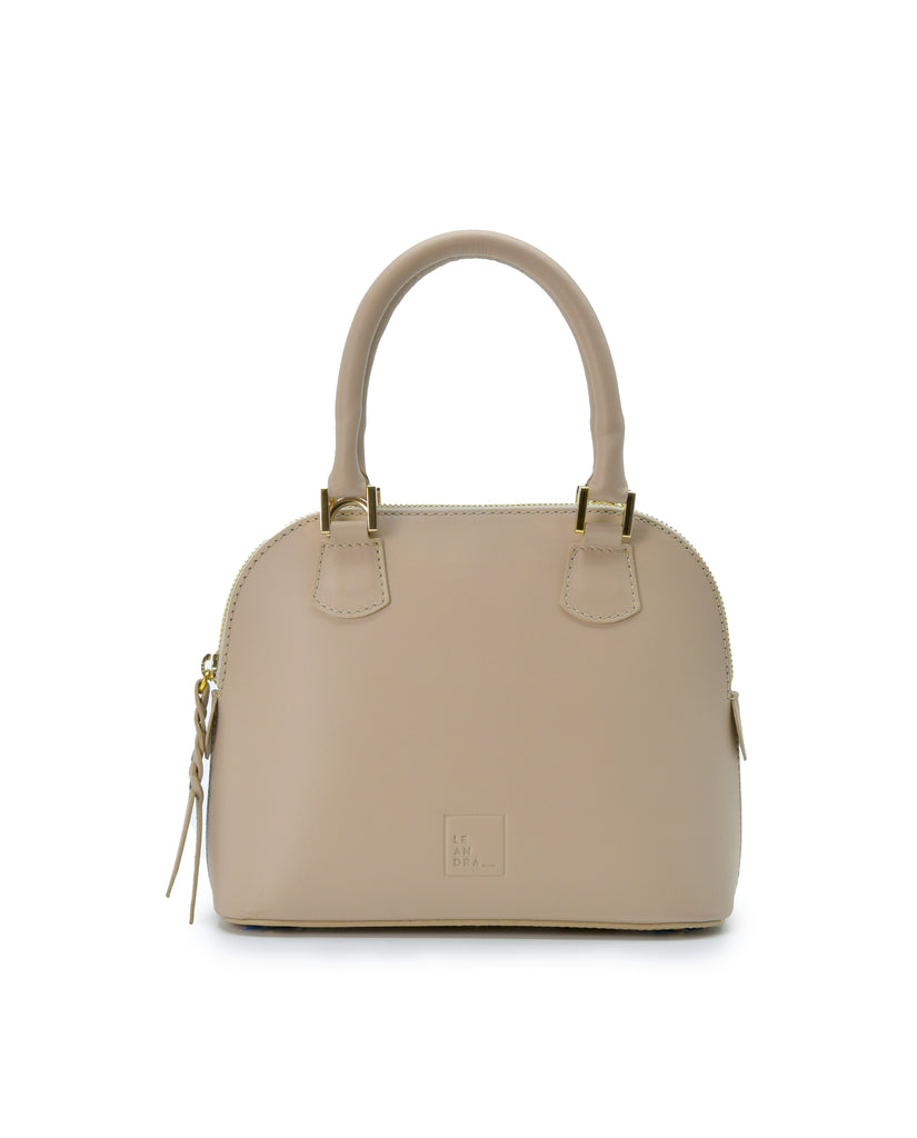 Imagen frontal con asa de mano del bolso de mano mini de piel color taupé Leandra. Bolsos de piel fabricados en Ubrique Made in Spain
