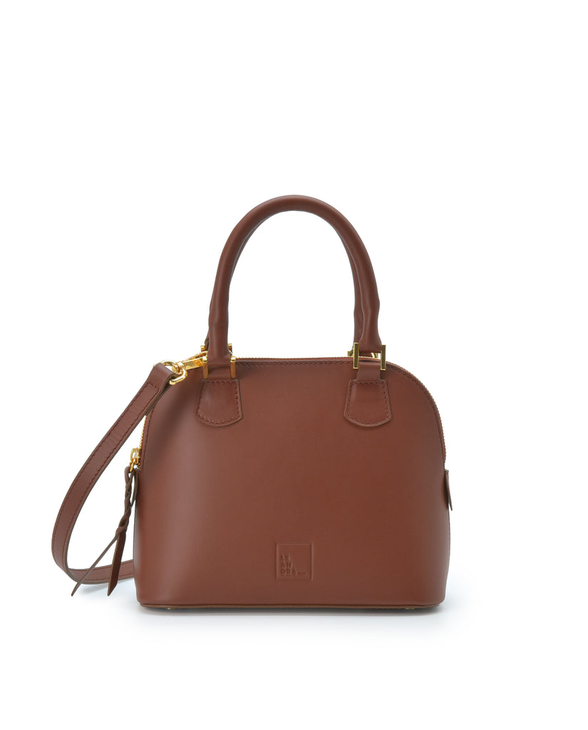 Imagen frontal con doble asa de mano del bolso de mano mini de piel color marrón Leandra. Bolsos de piel fabricados en Ubrique Made in Spain