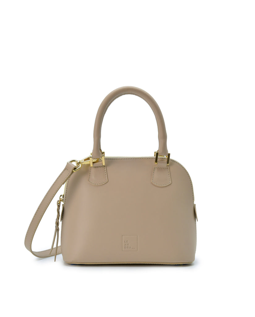 Imagen frontal con doble asa de mano del bolso de mano mini de piel color taupé Leandra. Bolsos de piel fabricados en Ubrique Made in Spain
