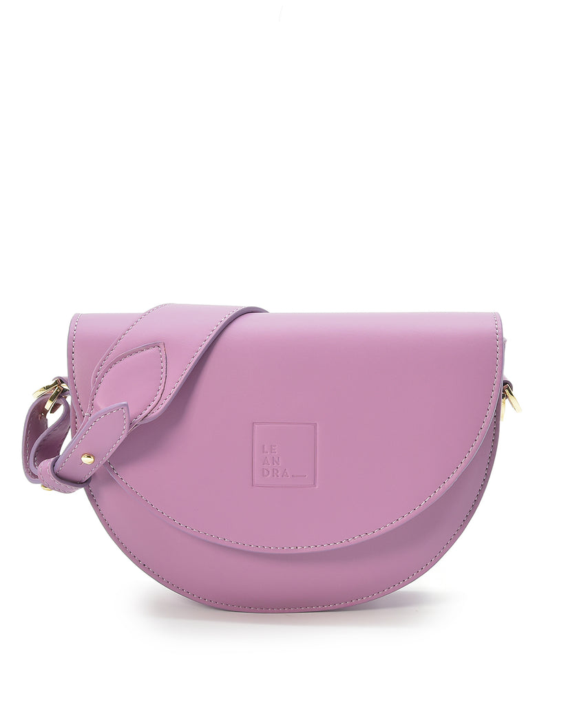 Imagen frontal sin asas de bolso de piel lila de mujer tipo bandolera Saddle bag en color lila. Bolso fabricado en Ubrique, España a la venta en leandrabrand.com