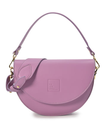 Imagen frontal de bolso de piel de mujer tipo bandolera Saddle bag en color malva. Bolso fabricado en Ubrique, España a la venta en leandrabrand.com