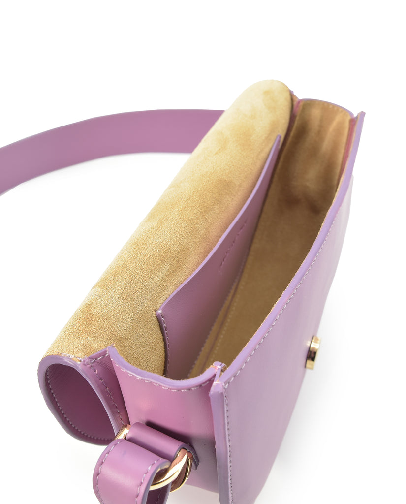 Imagen interior de bolso de piel lila de mujer tipo bandolera Saddle bag en color malva. Bolso fabricado en Ubrique, España a la venta en leandrabrand.com