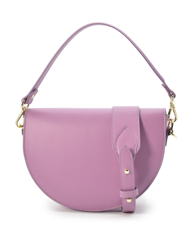 Imagen trasera de bolso de piel lila de mujer tipo bandolera Saddle bag en color malva. Bolso fabricado en Ubrique, España a la venta en leandrabrand.com