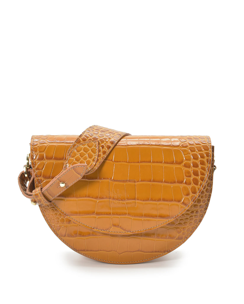 Imagen frontal sin asas de bolso de piel de mujer tipo Saddle bag de piel grabada en coco color camel Leandra. Bolso de mujer de piel fabricado en Ubrique, España Leandra a la venta en leandrabrand.com