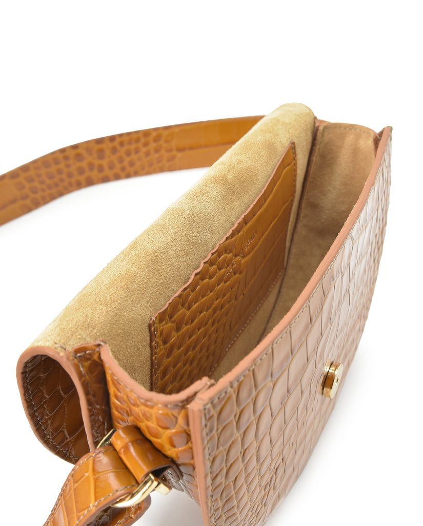 Interior de bolso tipo Saddle bag de piel grabada en coco color camel Leandra. Bolso de mujer en color camel de piel fabricado en Ubrique, España Leandra a la venta en leandrabrand.com