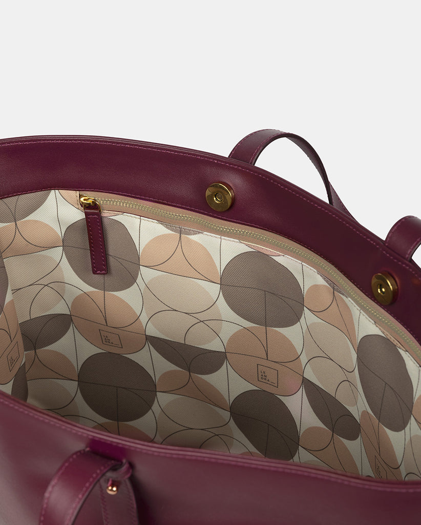 Detalle cremallera interior de bolso tipo Shopping bag de piel de color burdeos Leandra. Bolsos de piel made in Spain Leandra a la venta en leandrabrand.com