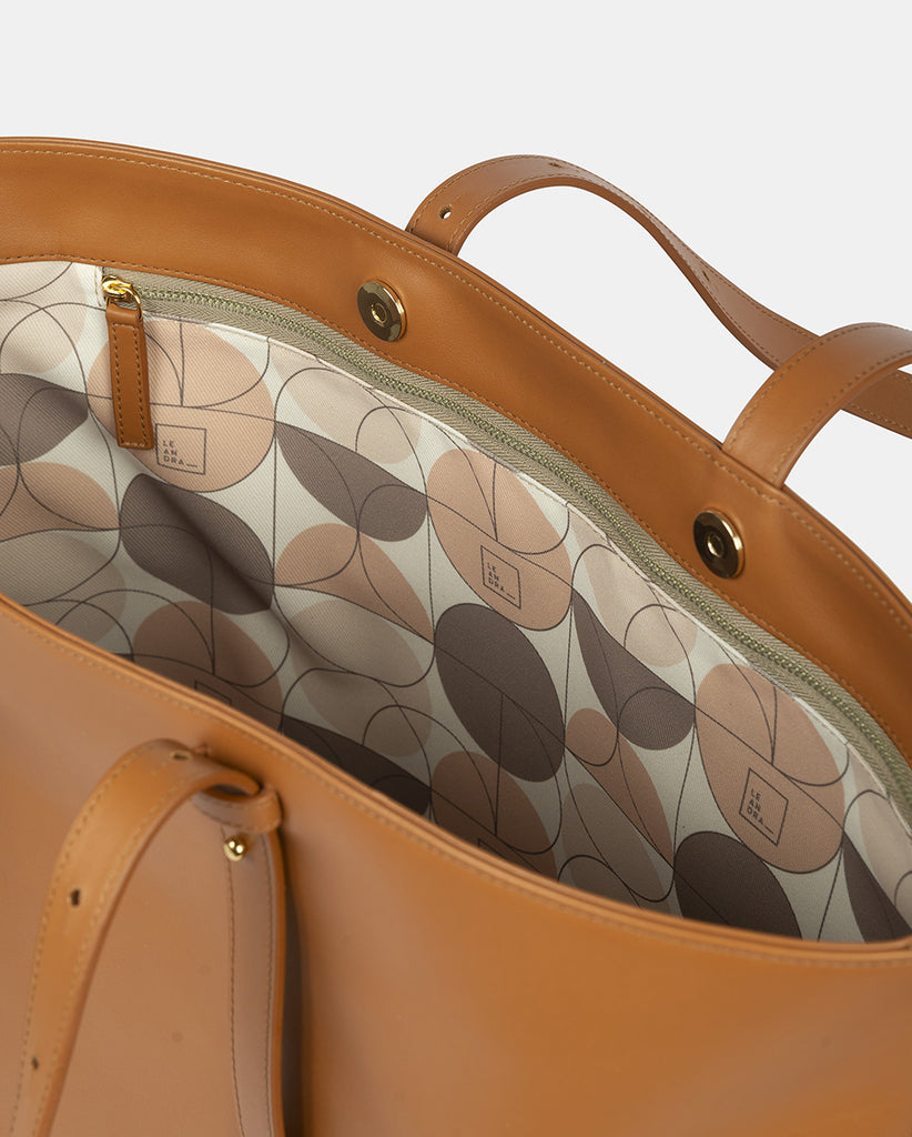 Imagen de interior de bolso tipo shopping bag de piel camel. Detalle interior cremallera Bolso de piel made in Spain Leandra a la venta en leandrabrand.com