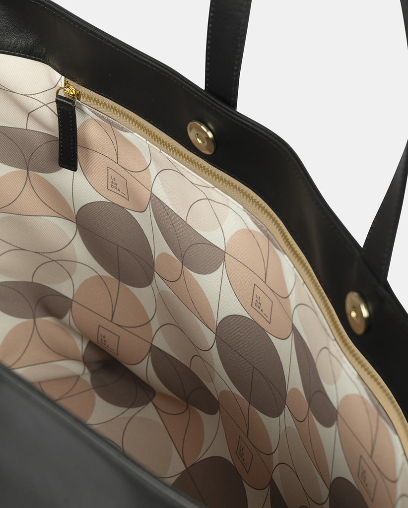 Imagen interior de bolsillo interior de bolso tipo shopping bag de piel color negro Leandra. Bolsos tote fabricados en Ubrique, España-