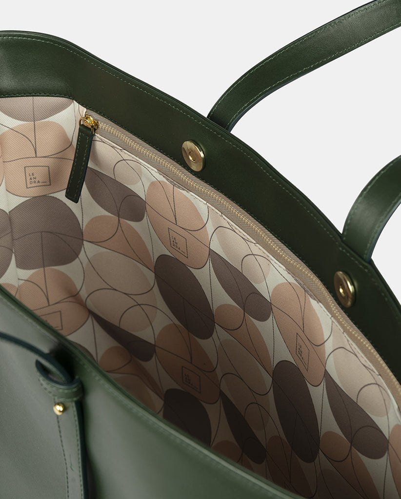 Detalle interior cremallera de bolso tipo Shopping bag piel color verde Leandra. Bolsos de piel made in Spain Leandra. 