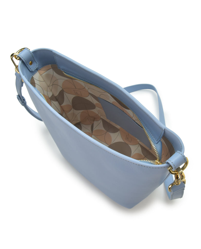 Interior de bolso tote bag de piel azul multiposición Leandra Made in Spain