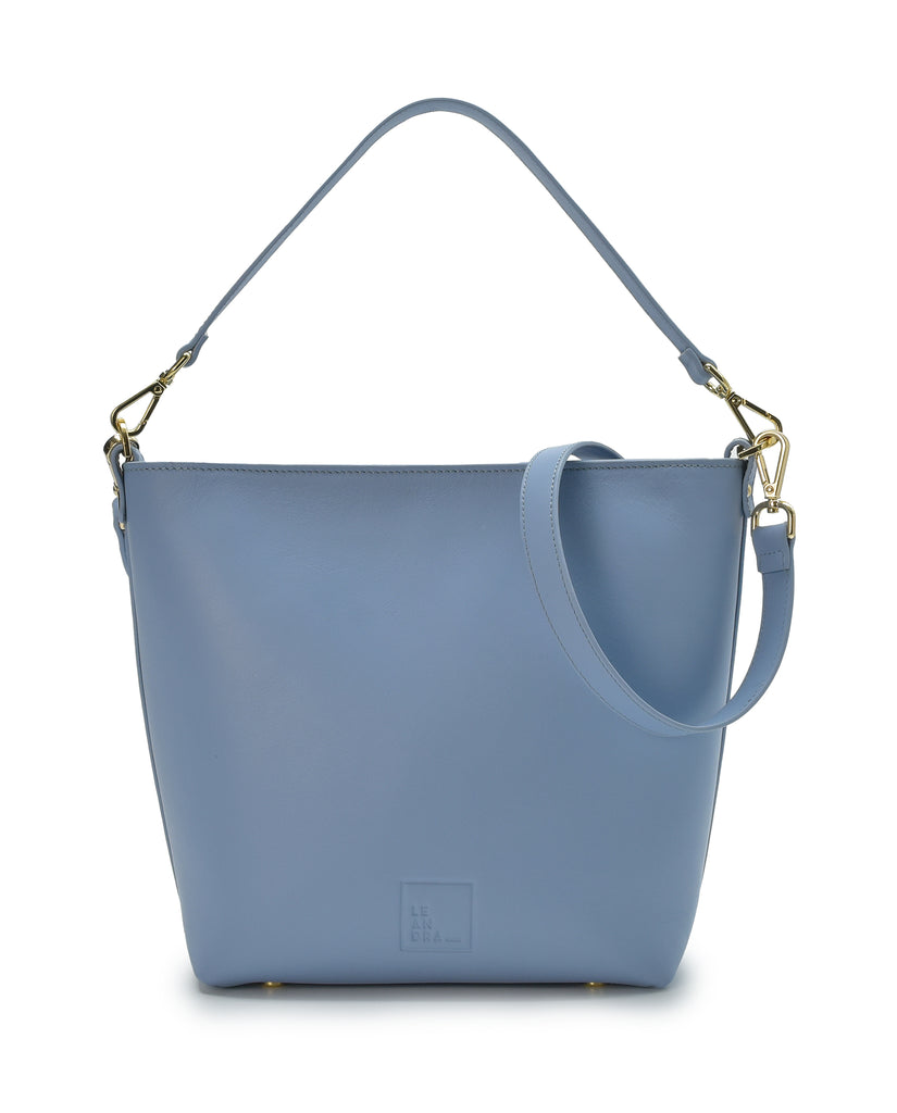 Bolso de hombro tipo tote bag multiposición de piel color azul Leandra. Imagen bolso frontal ambas asas.