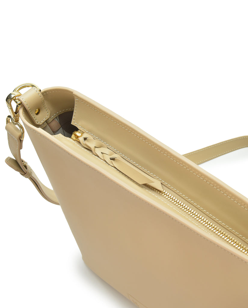 Detalle cremallera bolso tote bag de piel beige multiposición Leandra. Imagen bolso detalle cremallera.