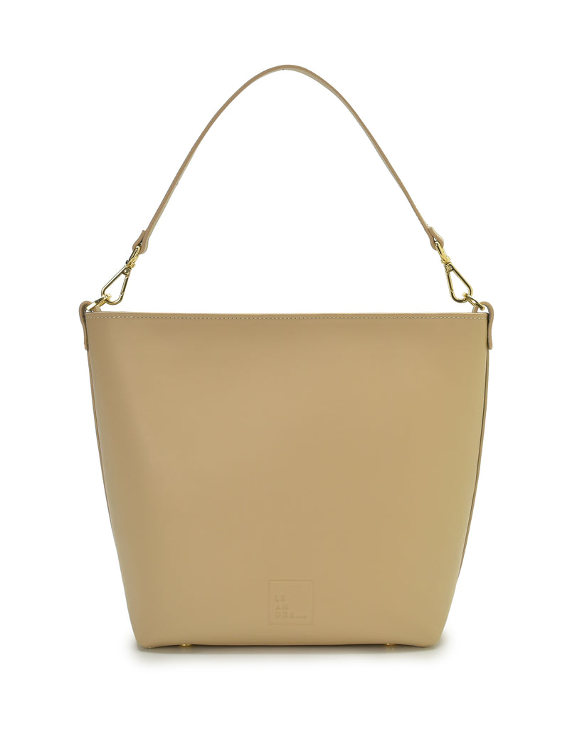 Imagen frontal asa corta de bolso tote bag de piel beige multiposición Leandra Made in Spain. 