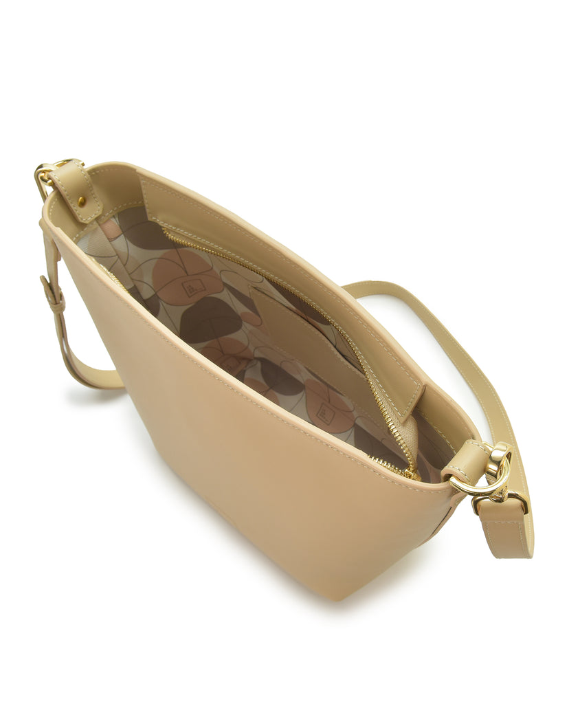 Imagen del interior del bolso de hombro tipo tote de piel beige multiposición Leandra. 