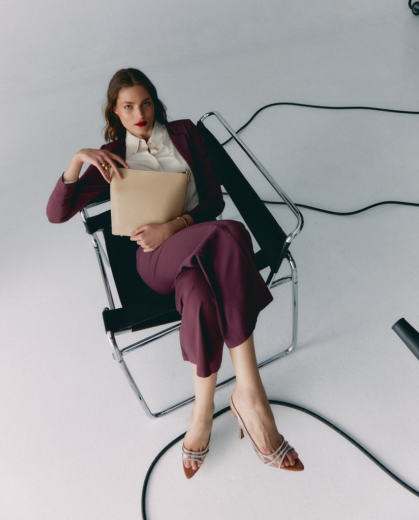 Imagen 4 de modelo con bolso de hombro tipo tote bag de piel beige multiposición Leandra. Fabricado en Ubrique, España. 