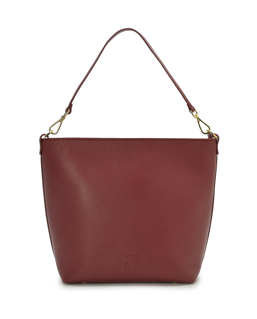 Imagen asa corta de bolso de hombro tipo tote bag de piel burdeos multiposición Leandra. Fabricado en Ubrique, España