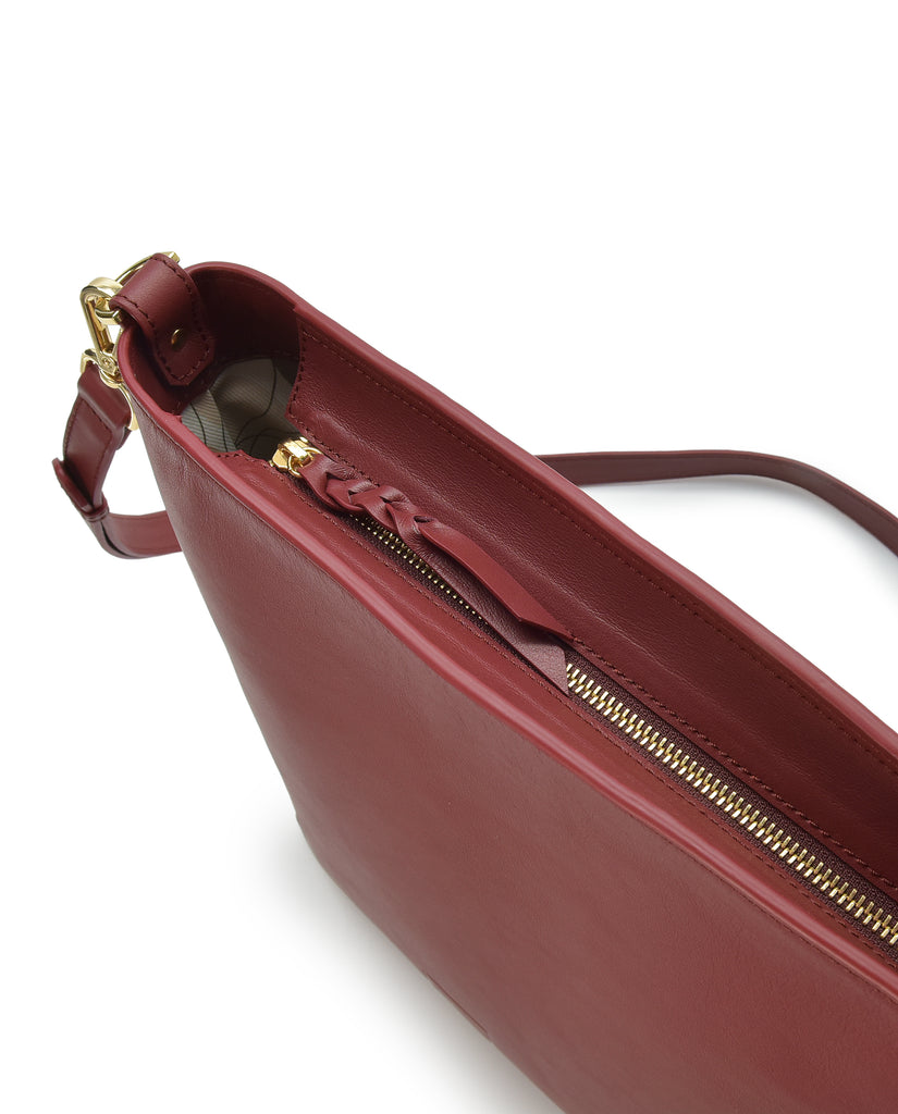 Imagen cierre bolso de hombro tote bag de piel burdeos multiposición Leandra. Made in Spain