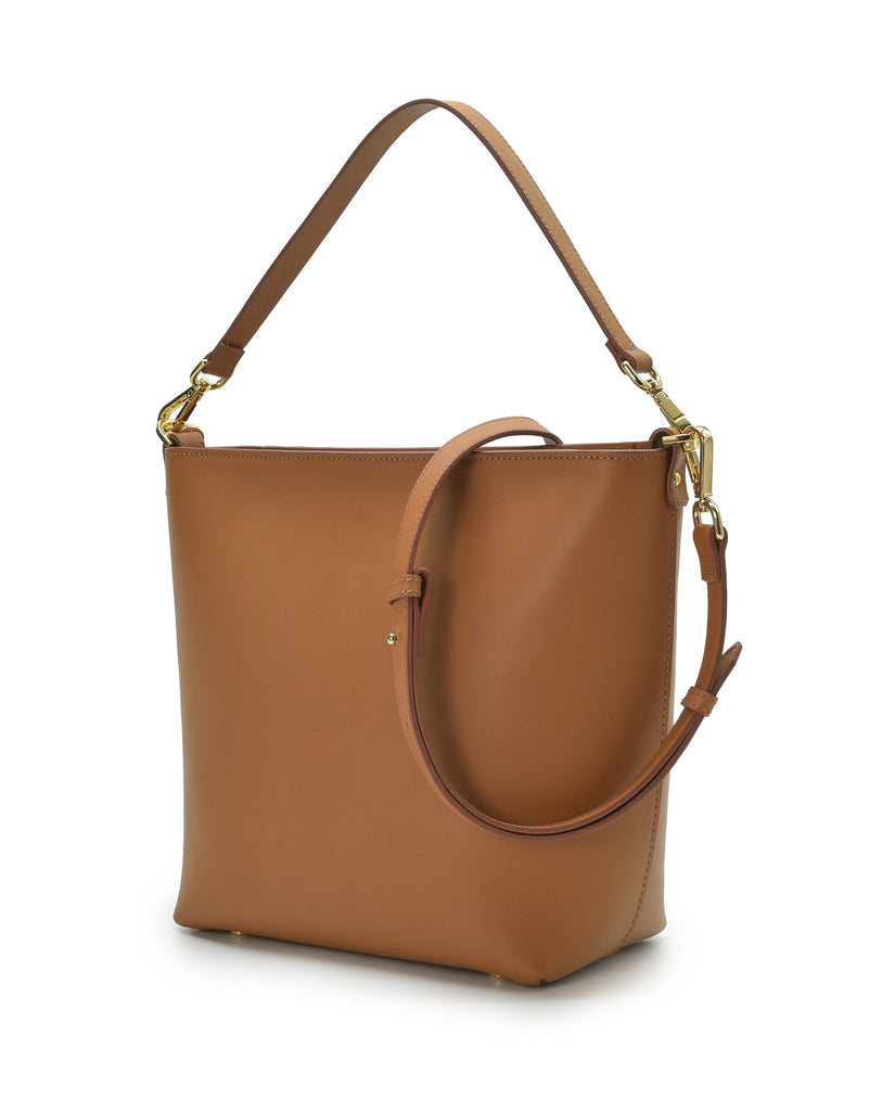Imagen asa corta de bolso de mujer tipo tote bag de piel color camel Leandra fabricado en Ubrique, España a la venta en leandrabrand.com
