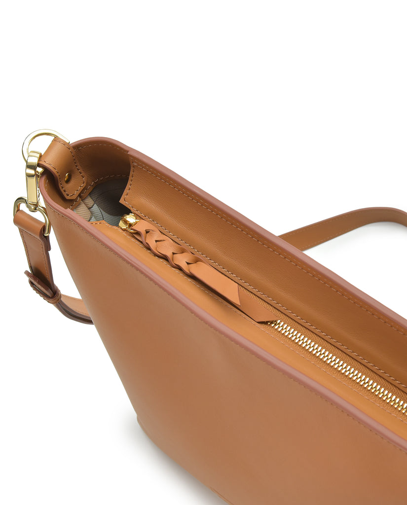 Detalle cremallera Bolso de mujer tipo tote bag de piel color camel Leandra fabricado en Ubrique, España a la venta en leandrabrand.com 