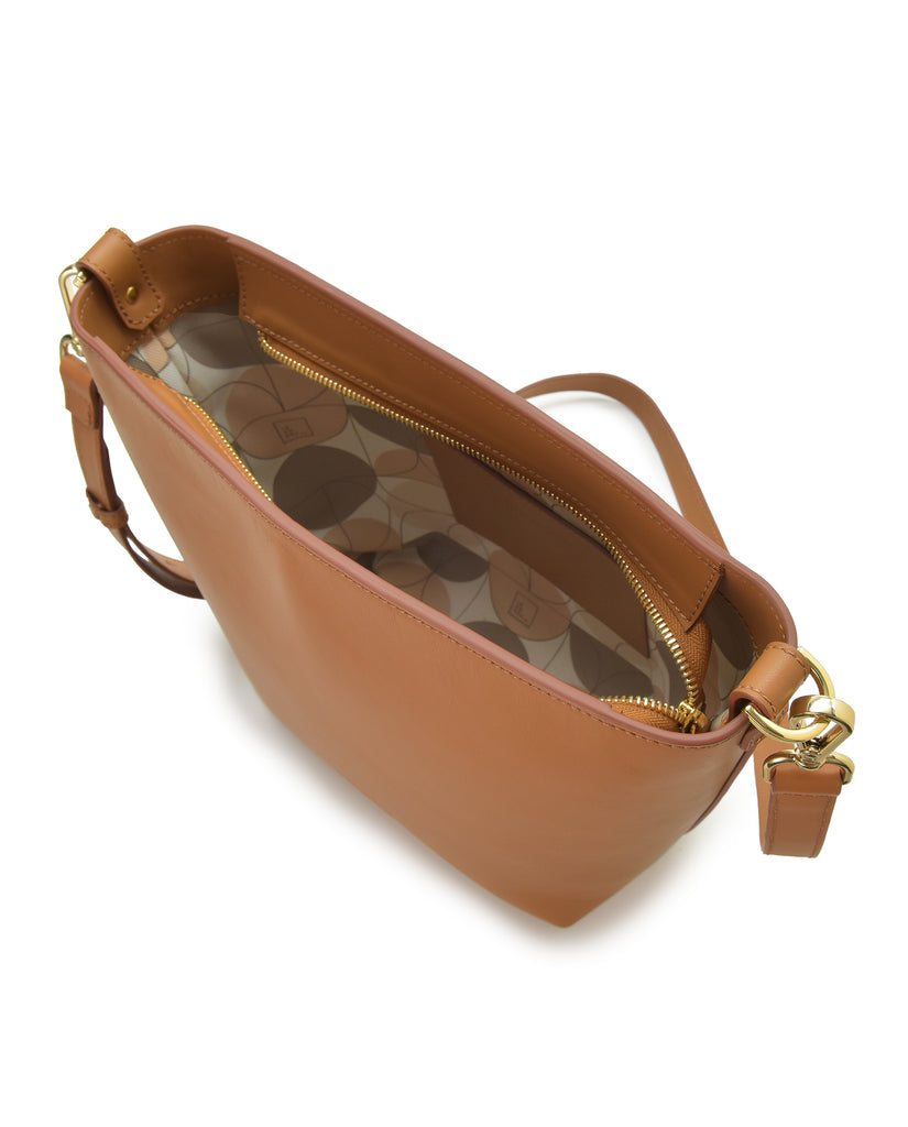 Imagen interior de bolso de mujer tipo tote bag de piel color camel Leandra fabricado en Ubrique, España a la venta en leandrabrand.com. 