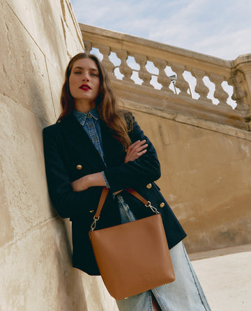 Imagen modelo de bolso de hombro tipo tote bag multiposición de piel color camel Leandra. 