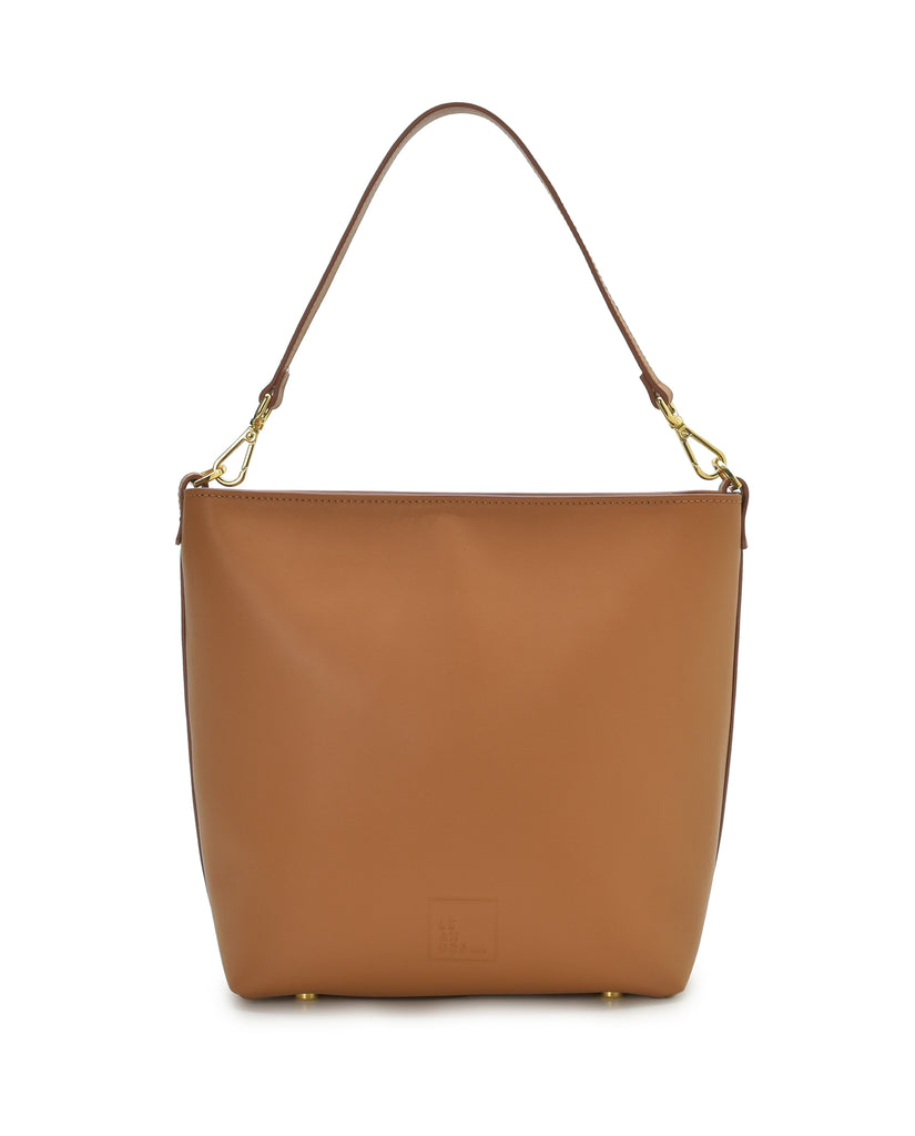 Imagen trasera de bolso de mujer tote  bag de piel color camel Leandra fabricado en Ubrique, España a la venta en leandrabrand.com 