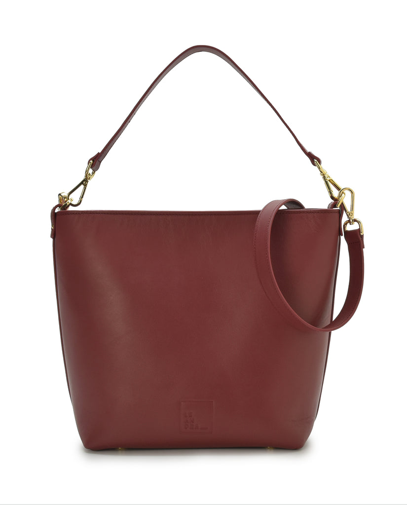 Bolso tote de piel burdeos multiposición Leandra Made in Spain. Imagen bolso frontal ambas asas.