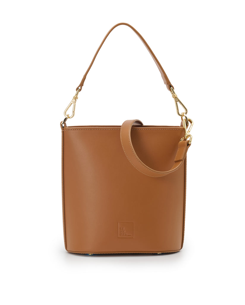Imagen frontal de bolso bucket multiposición de piel color camel con cremallera Leandra. Bolso made in Spain