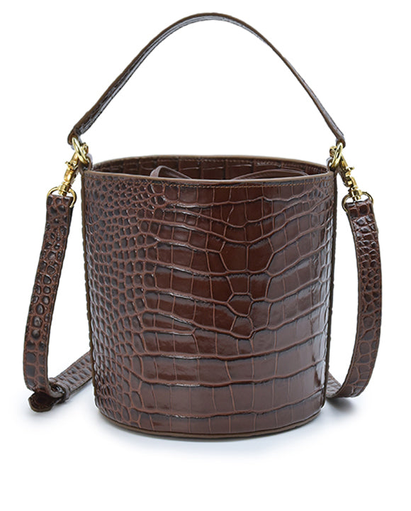 Imagen frontal doble asa extendida de bolso tipo bucket de piel grabada en coco marrón fabricado en Ubrique Leandra. 