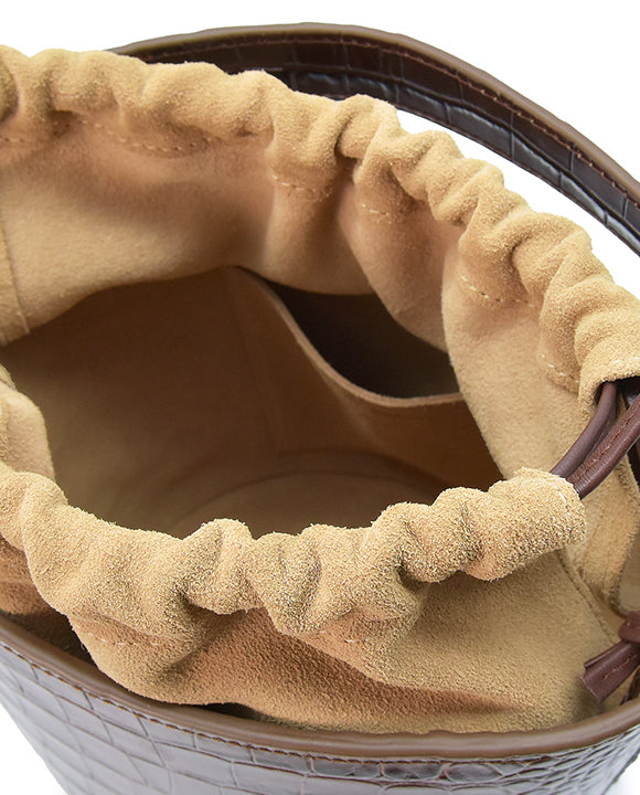 Imagen Interior de bolso tipo bucket de piel grabada en coco marrón fabricado en Ubrique Leandra. 